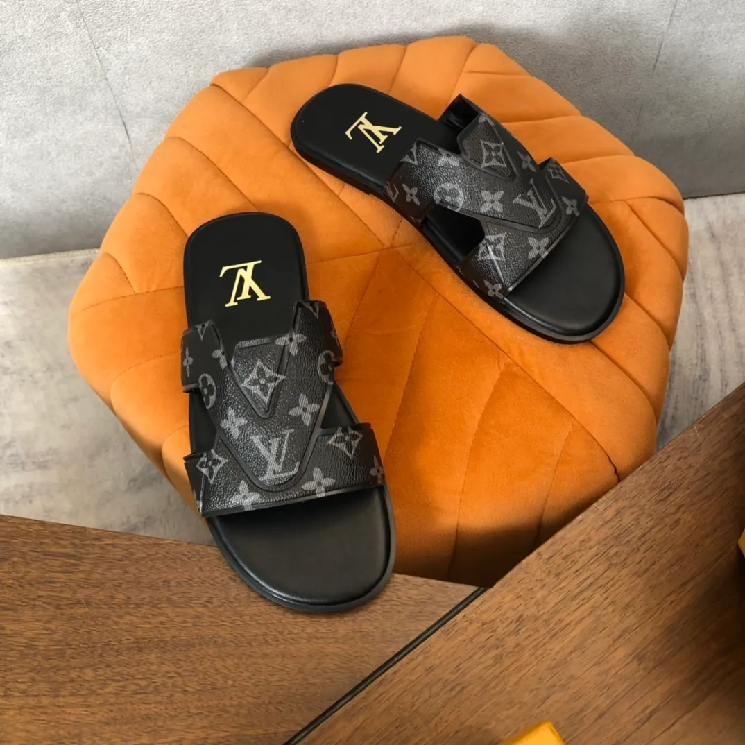 Factory price: 270💰LV counters are selling new brand luxury men's slippers, casual, loose and comfortable. The must-have model in the picture above [Happy][Happy], multiple colors available Size: 38-44, customized 45